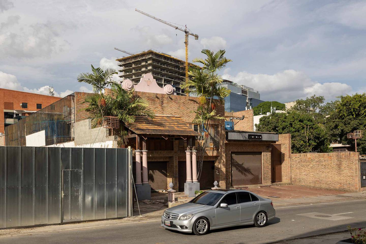 Es común ver carros de lujo y áreas en construcción en Las Mercedes.Photographer: Fabiola Ferrero for Bloomberg Marketsdfd