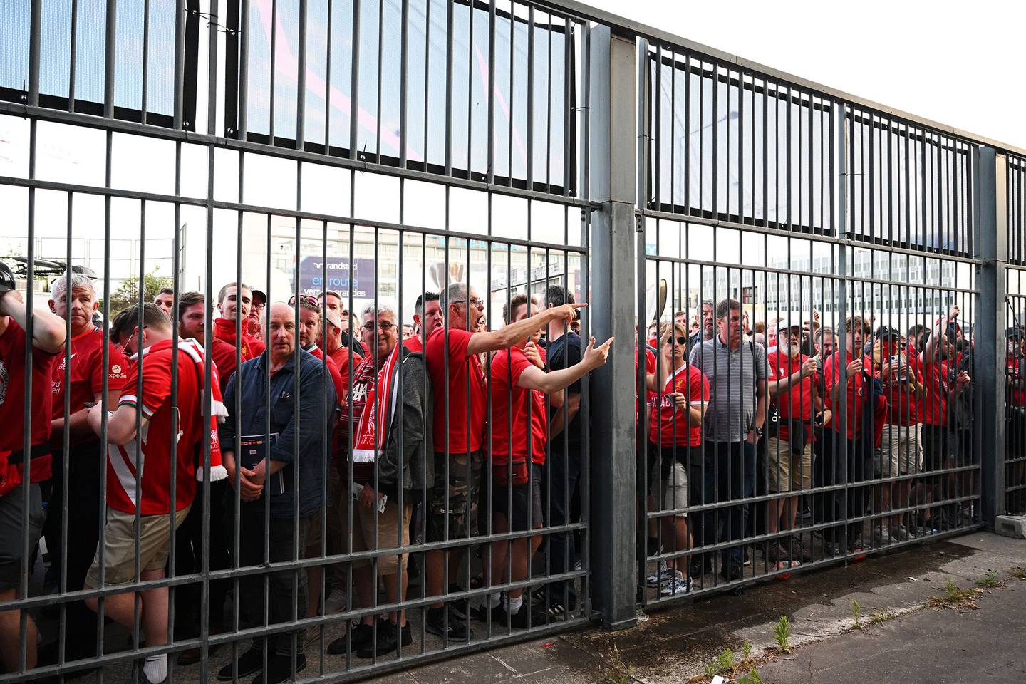 Fanáticos del Liverpool hacen fila fuera del estadio donde se disputó la final de la máxima competición del fútbol europeo de clubes