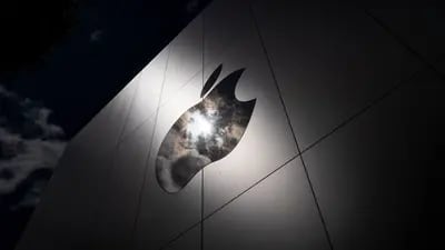 El Logo de Apple en la tienda  San Francisco, California, U.S., el lunes, 26 de abril, 2021. Apple Inc. Fotógrafo: David Paul Morris/Bloomberg