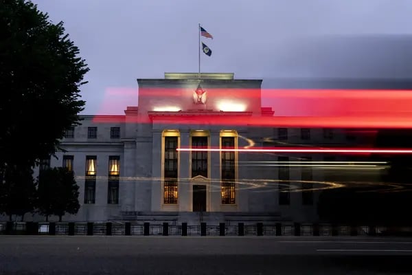 Estelas de luz de un vehículo frente al edificio Marriner S. Eccles de la Reserva Federal en Washington, D.C., EE.UU., el sábado 26 de junio de 2021.