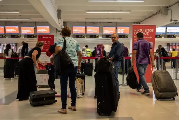 Viajeros esperan en fila para facturar vuelos de Avianca Inc. en el Aeropuerto Internacional Alfonso Bonilla Aragón (CLO) en Cali, Colombia, el jueves 23 de marzo de 2023.