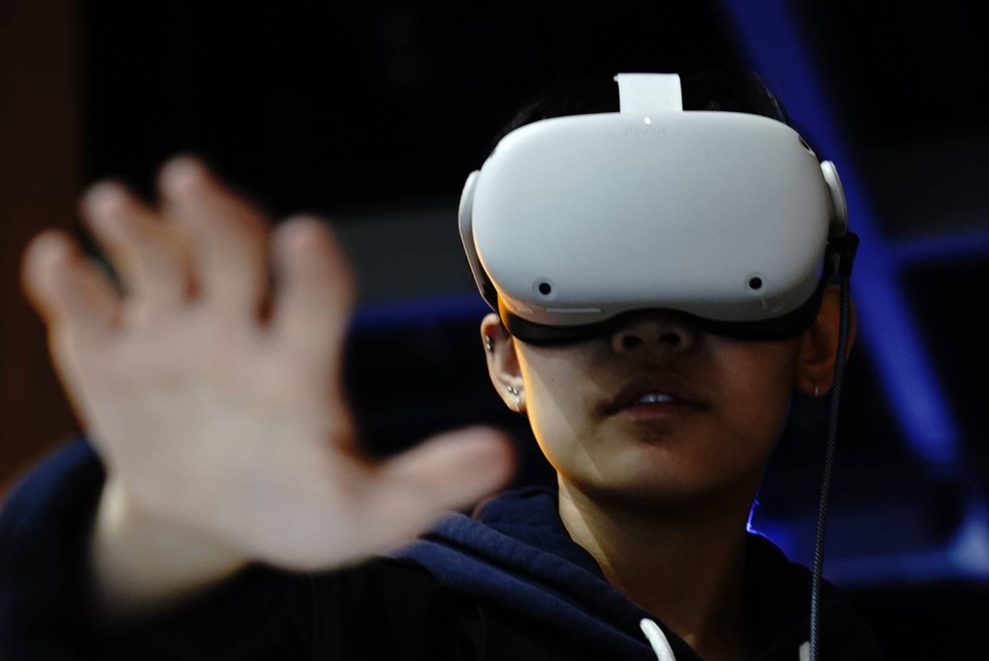 Un expositor muestra un casco de realidad virtual (RV) Oculus Quest 2 durante la conferencia NFT LA en Los Ángeles, California, Estados Unidos, el martes 29 de marzo de 2022.  Bing Guan/Bloomberg