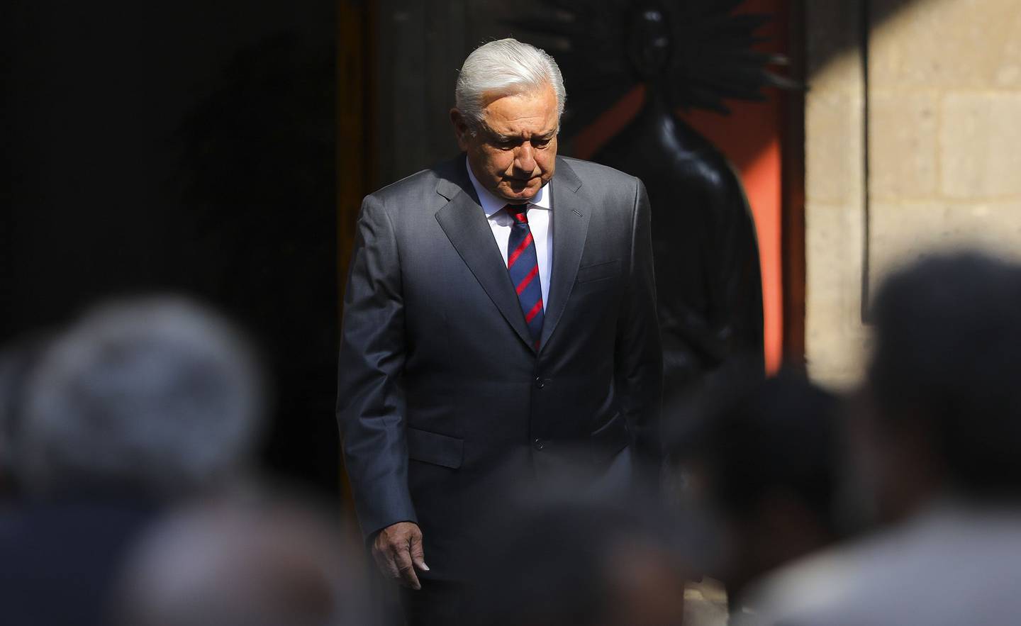 Andrés Manuel López Obrador, presidente de México, camina al interior de Palacio Nacional antes de un informe.