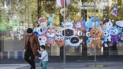 Carteles de Alibaba, en un centro comercial cerca de la sede de Alibaba Group Holding Ltd. en Hangzhou, China, el miércoles 10 de noviembre de 2021. La bonanza anual del Día de los Solteros de Alibaba, que atrae a cientos de millones de personas en todo el mundo.
