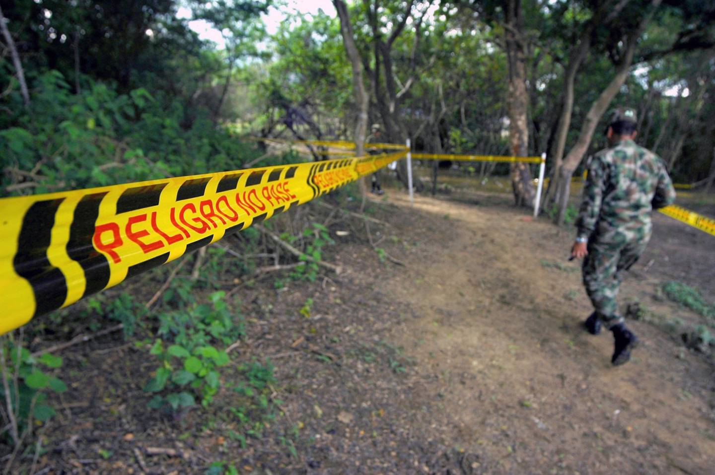 Cinta de precaución advirtiendo no pasar líneas por un camino a través de la ciudad abandonada de Bajo Grande, Colombia, el 28 de agosto de 2008.dfd