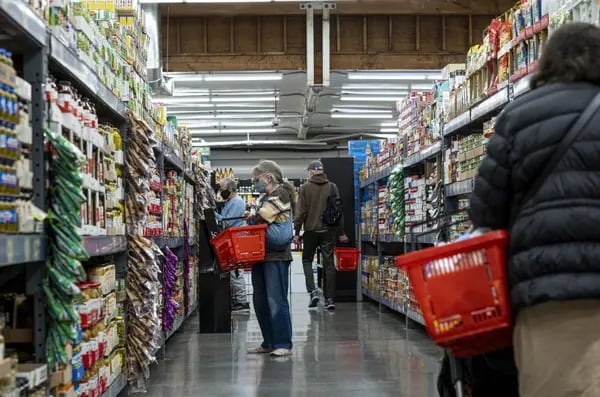 Compradores en un supermercado en Francisco, California.