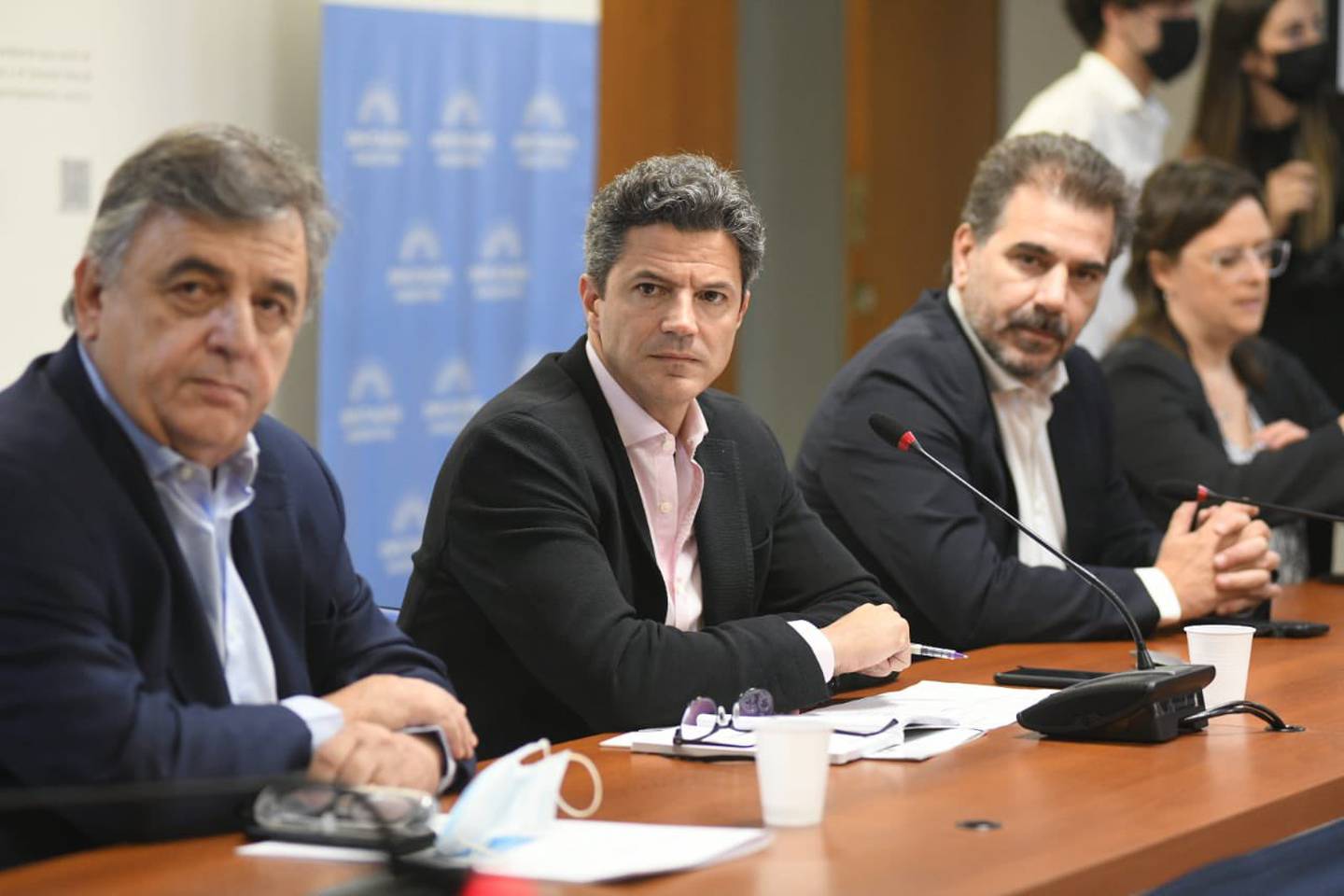 El diputado rosarino, rodeado por el jefe radical, Mario Negri, y el jefe del PRO, Cristian Ritondo.dfd