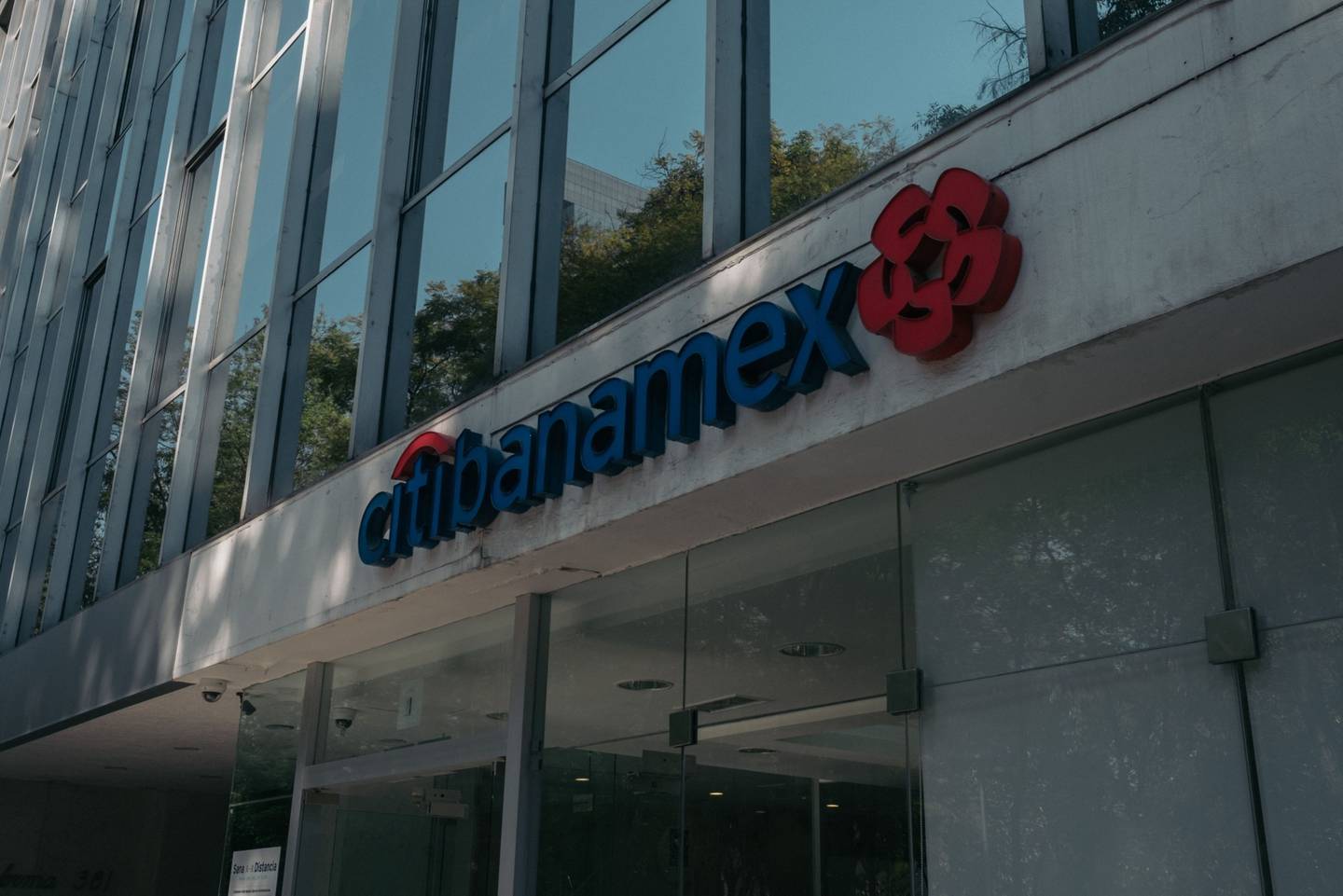 Puso a revisión al banco porque la estructura de la venta de sus operaciones de banca de consumo en México conlleva incertidumbres