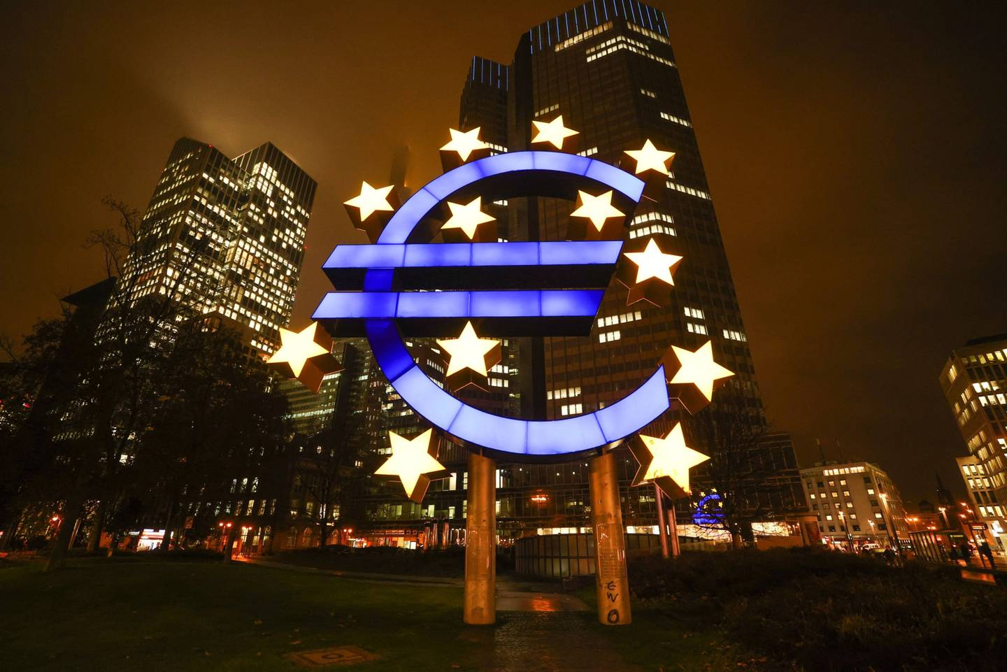 La escultura del Euro, iluminada en Frankfurt, Alemania.