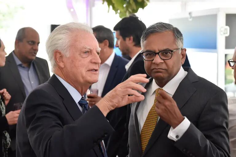 El presidente de Zonamerica Orlando Dovat y el presidente de Tata Sons Natarajan Chandrasekaran durante un evento realizado en Montevideo. Fotografía: TCS.dfd