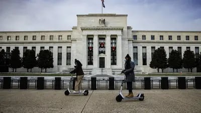 Visitantes cerca del edificio de la Reserva Federal Marriner S. Eccles en Washington, D.C., EE.UU.