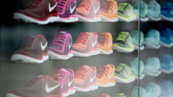 Acciones de Nike caen tras entregar un pronóstico bajista para el resto del añodfd