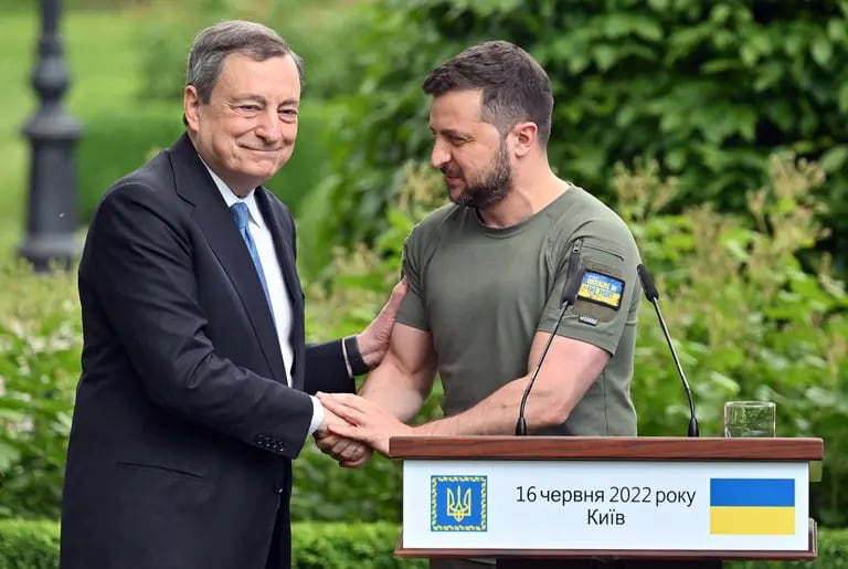 Mario Draghi con Volodymyr Zelenskiy en Kiev , el 16 de junio.dfd