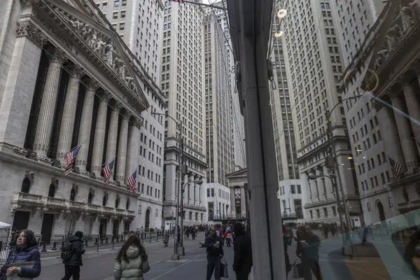 La Bolsa de Nueva York (NYSE), a la izquierda, en Nueva York, EEUU, el martes 28 de marzo de 2023.