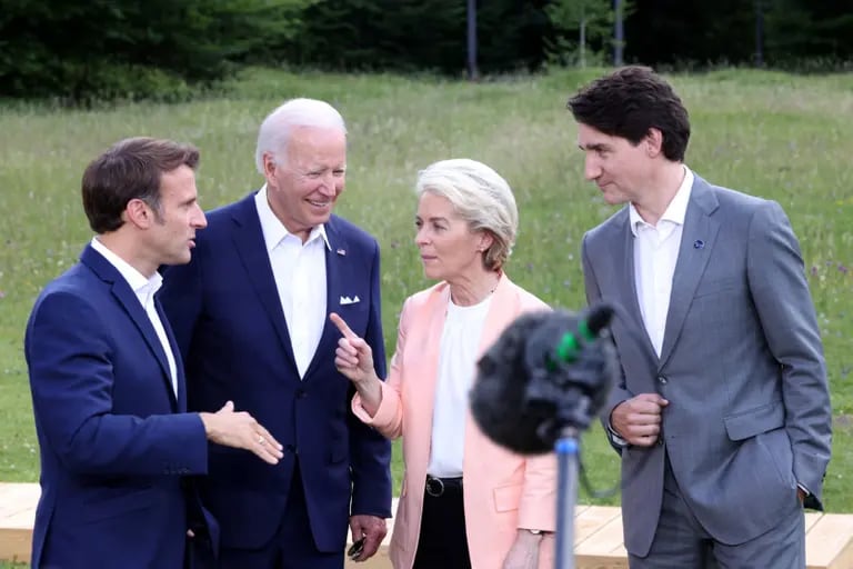 Emmanuel Macron, France's president, US President Joe Biden, Ursula von der Leyen, president of the European Commission, and Justin Trudeau, Canada's prime minister, from left, following the family photo on the first day of the Group of Seven (G-7) leaders summit at the Schloss Elmau luxury hotel in Elmau, Germany, on Sunday, June 26, 2022.dfd