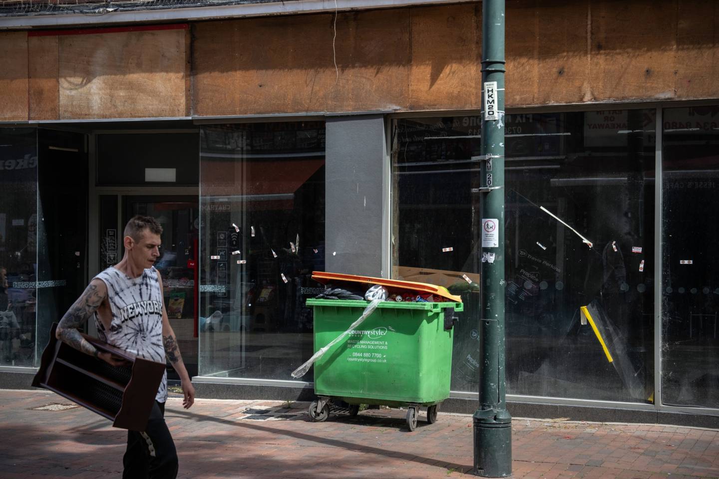 Un hombre pasa por delante de una tienda cerrada el 1 de julio de 2022 en Chatham, Inglaterra.
