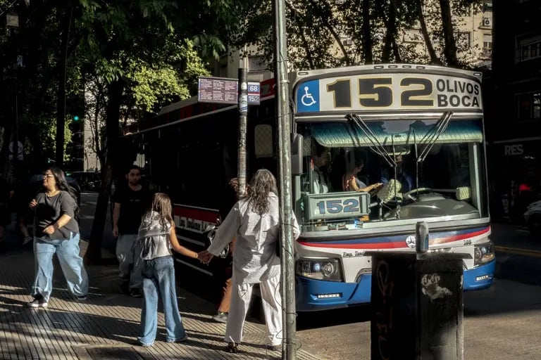 Viajeros toman un autobús en Buenos Aires, Argentina, el martes 13 de febrero de 2024. dfd
