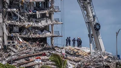 El edificio de condominios Champlain Towers South, de 12 plantas, en Surfside (Florida), se derrumbó el 24 de junio y murieron 98 personas. Decenas de apartamentos individuales quedaron destruidos.