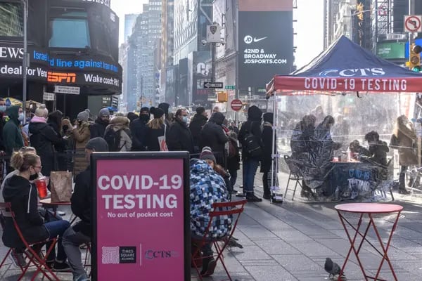 Los residentes hacen fila en un centro de pruebas de Covid-19 en el barrio neoyorquino de Times Square.