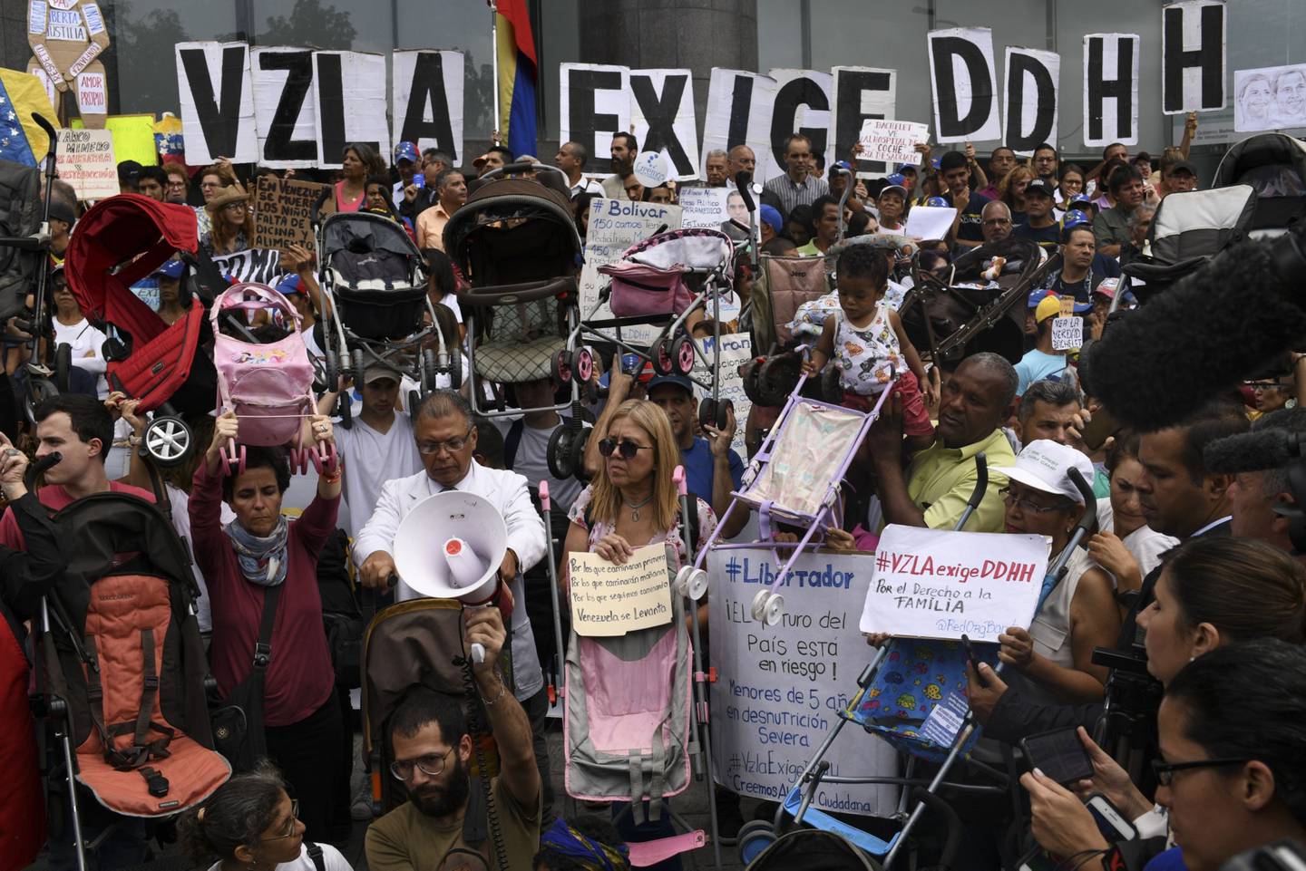 Manifestantes sostienen coches de bebé durante una protesta en el marco de la visita de Michelle Bachelet, alta comisionada para los derechos humanos de las Naciones Unidas, en la urbanización Los Palos Grandes, en Caracas, Venezuela, el viernes 21 de junio de 2019. dfd