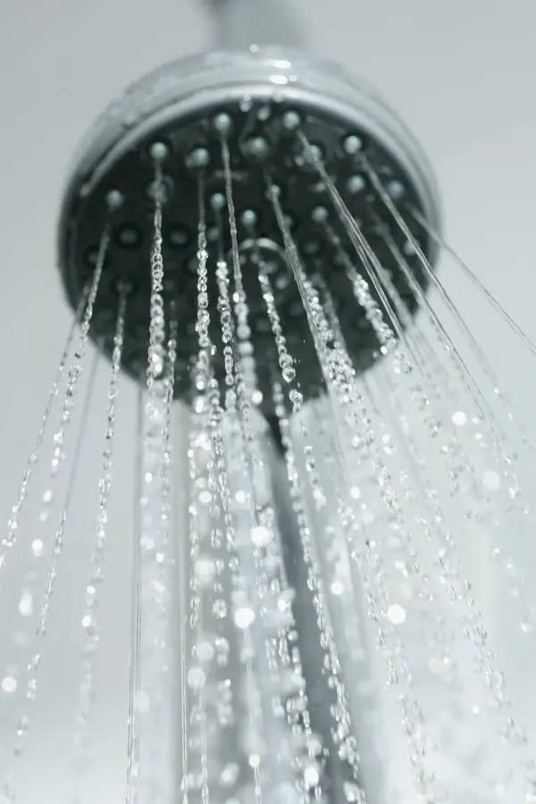 El agua sale de la ducha de un baño.