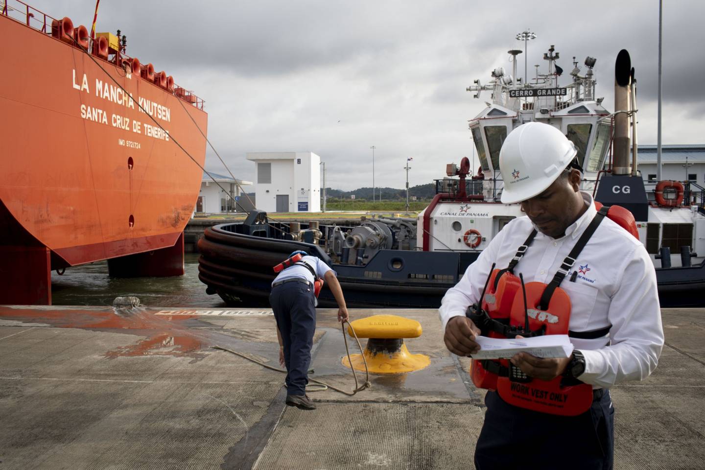 Un miembro de la tripulación atraca el buque tanque de gas natural licuado La Mancha Knutsen en el Canal de Panamá.