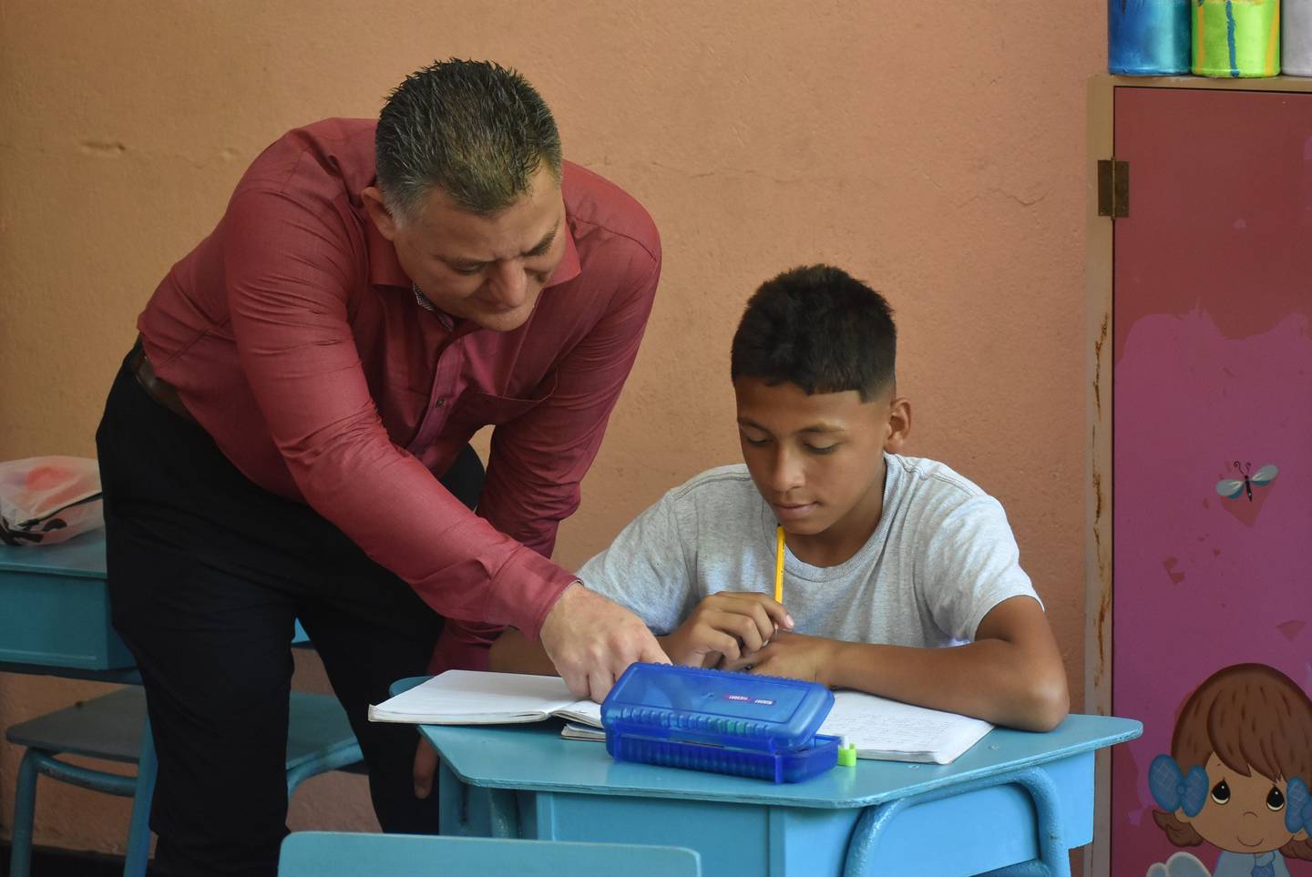 Un escolar y su maestro en la provincia de Limón.