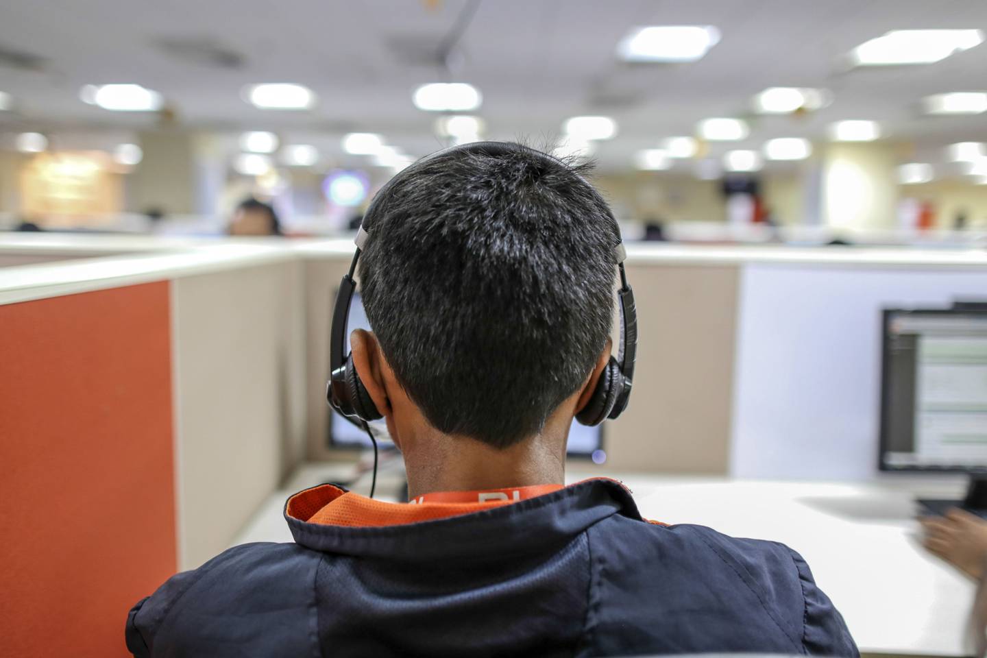 Un empleado atiende una llamada en un centro de llamadas de Xiaomi Corp. en Bengaluru, India, el viernes 31 de marzo de 2017.dfd