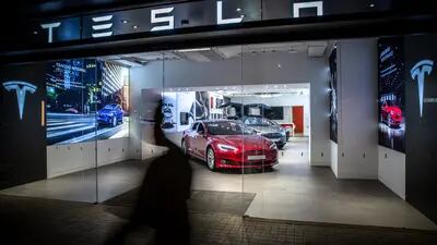Automóviles eléctricos se exhiben dentro de una tienda de Tesla Inc. en Barcelona.