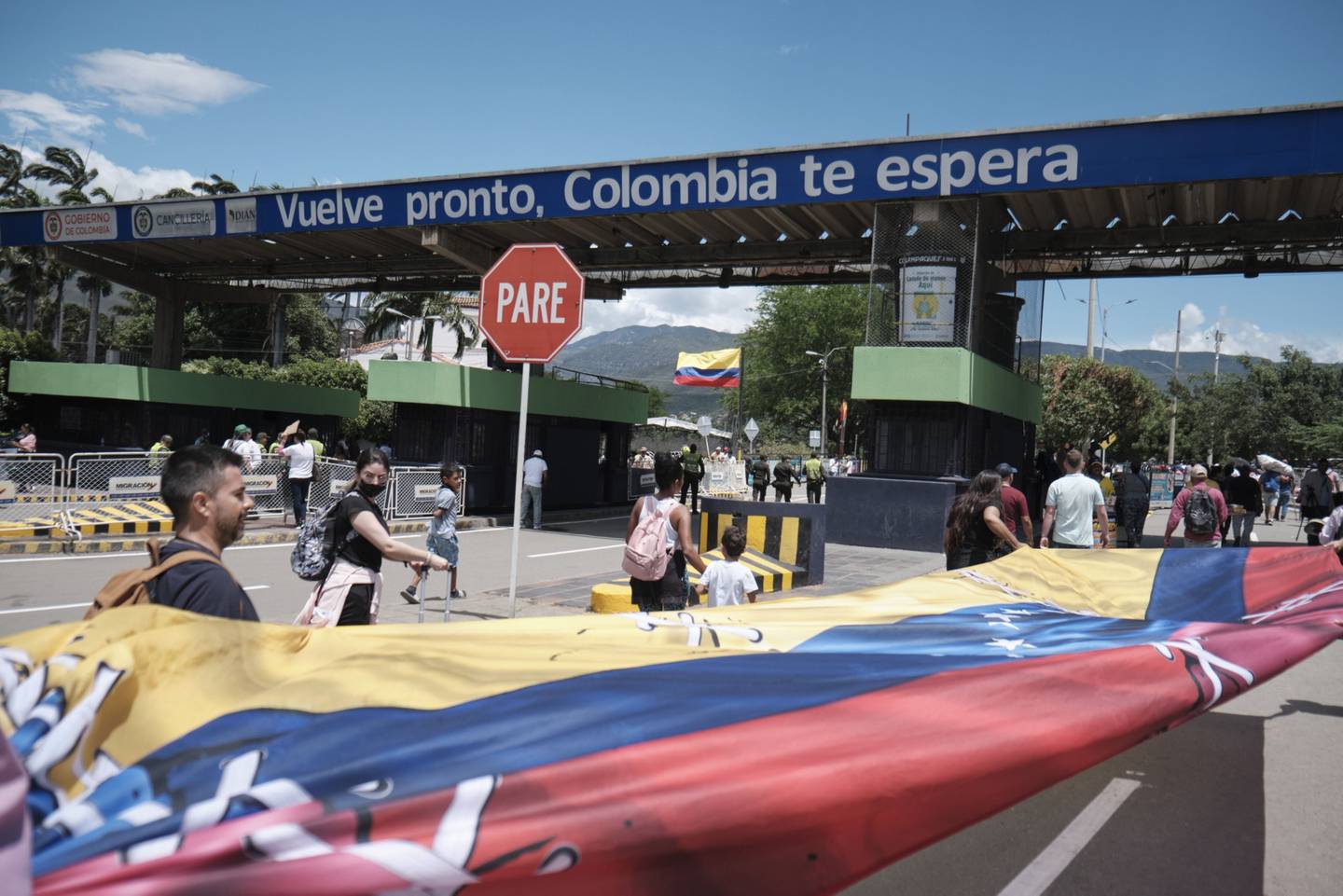 Peatones cruzan el puente internacional Simón Bolívar durante la reapertura de la frontera comercial entre Venezuela y Colombia en Cúcuta, departamento de Norte de Santander, Colombia, el lunes 26 de septiembre de 2022.dfd