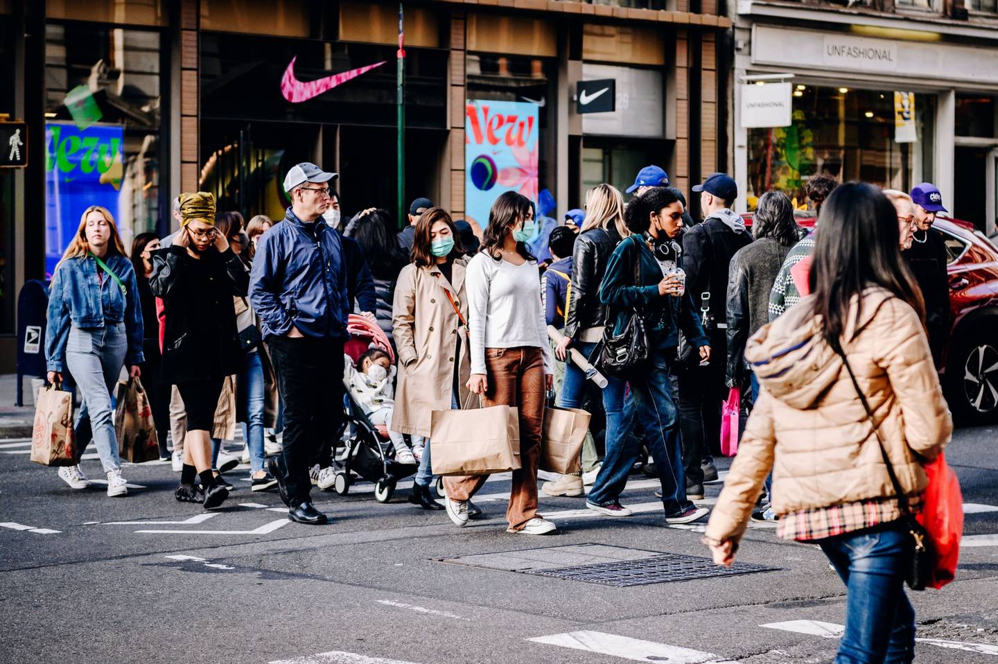 Transeúntes cargan sus bolsas de compras en el vecindario SoHo de Nueva York. Foto: Bloomberg