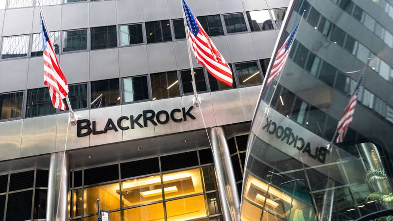Activos de BlackRock alcanzan récord de US$10 billones, impulsados por los ETF
