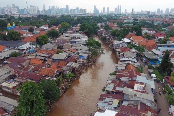 Edificios residenciales dañados por las inundaciones a lo largo del río Ciliwung en esta fotografía aérea tomada en el distrito de Mangarai de Yakarta, Indonesia, el sábado 4 de enero de 2020.