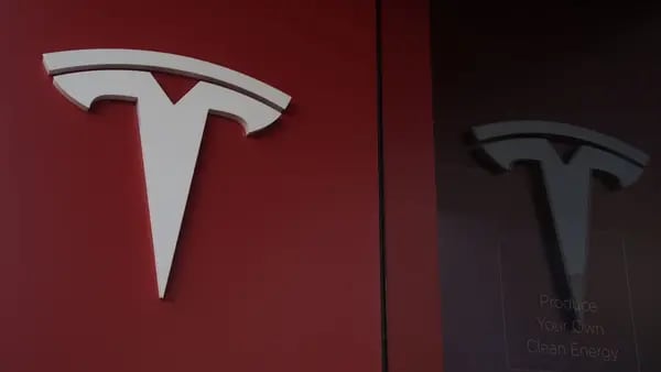 Tesla despide a docenas de trabajadores tras campaña sindical, según denunciadfd