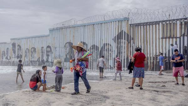 Migrantes latinos que solicitan asilo en EE.UU. denuncian abusos en Méxicodfd