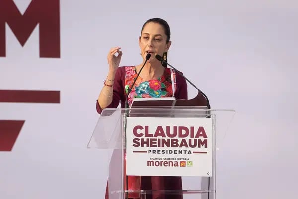 Claudia Sheinbaum sabe que debe solucionar el problema de la deuda de US$106.000 millones de Petróleos Mexicanos.