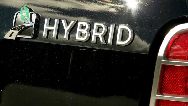 Carros híbridos plug-in podem ser atrativos, mas poluem mais do que se imaginadfd