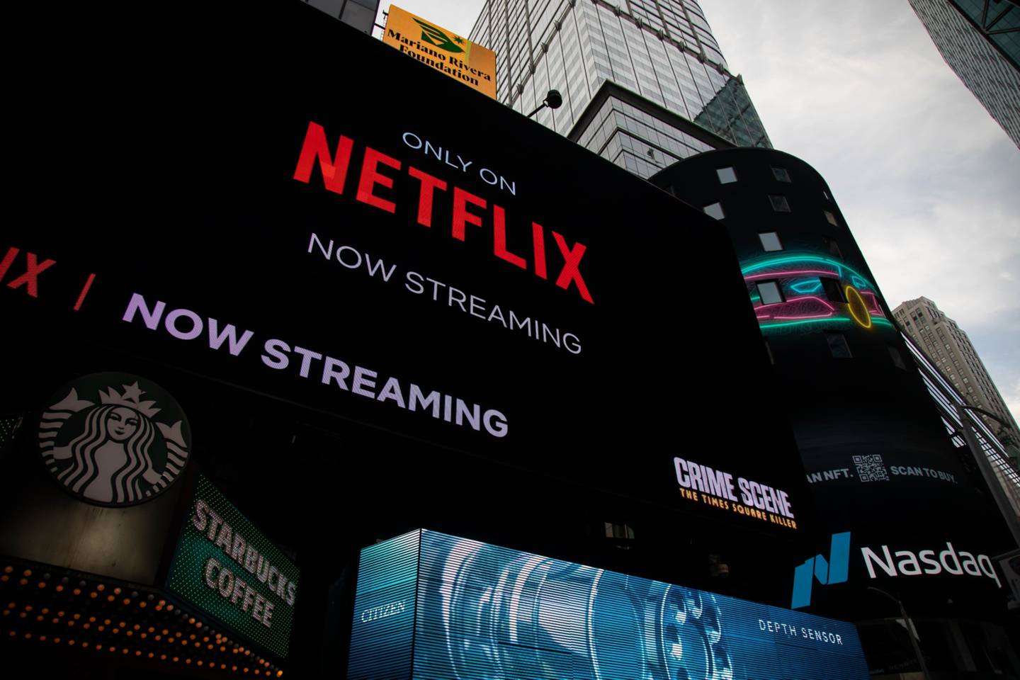 Cartel de Netflix junto al Nasdaq MarketSite en Nueva York, EE.UU.