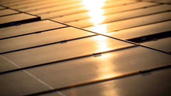 Regulador energético alista proyecto para frenar incendios por techos solaresdfd
