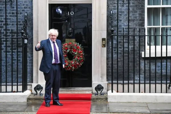 Boris Johnson, primer ministro del Reino Unido, se prepara para saludar a Hassanal Bolkiah, sultán de Brunei, en el número 10 de Downing Street en Londres, Reino Unido, el viernes 3 de diciembre de 2021. Fotógrafo: Chris J. Ratcliffe/Bloomberg