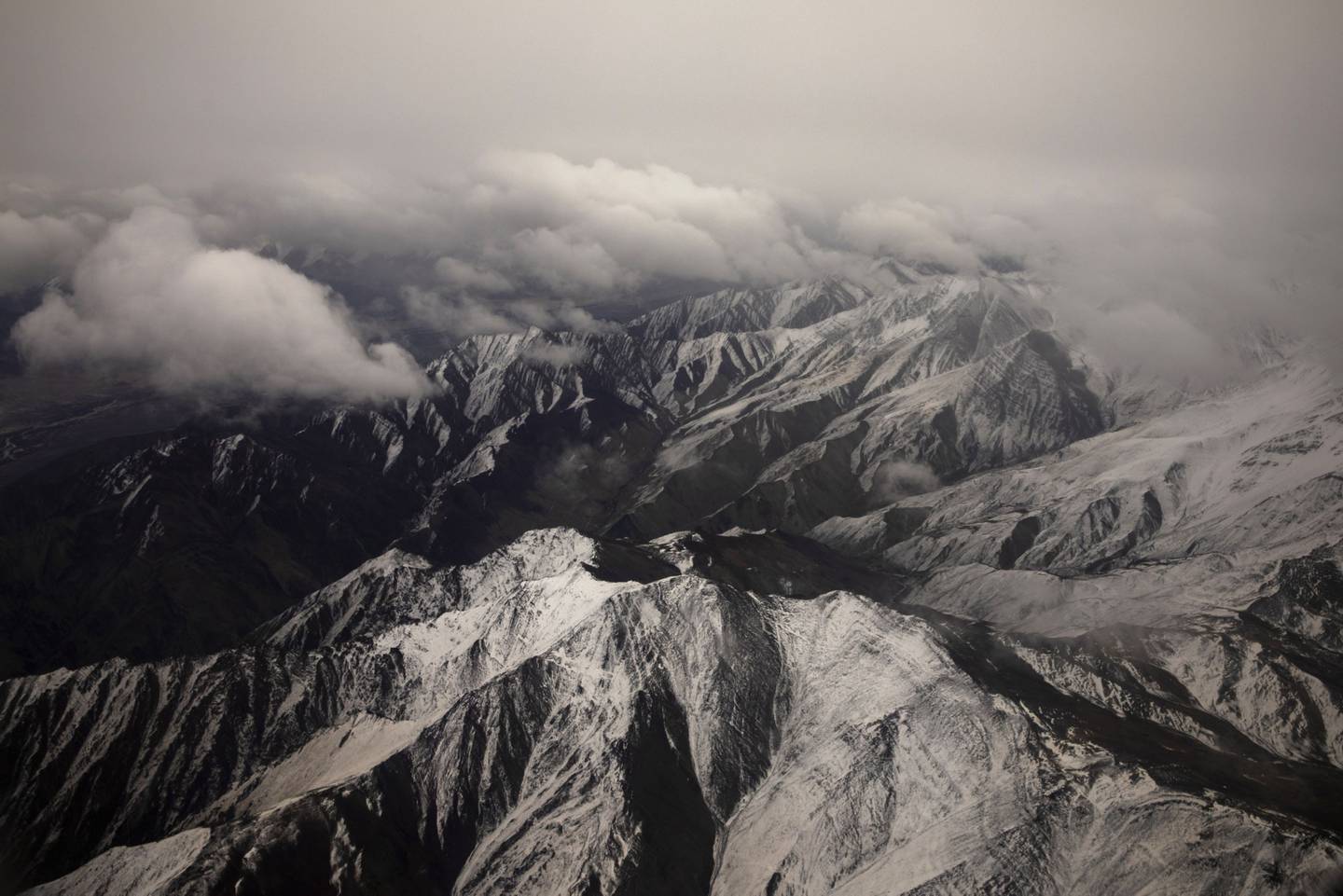 Las nubes se ven por encima de los glaciares de montaña en la India.