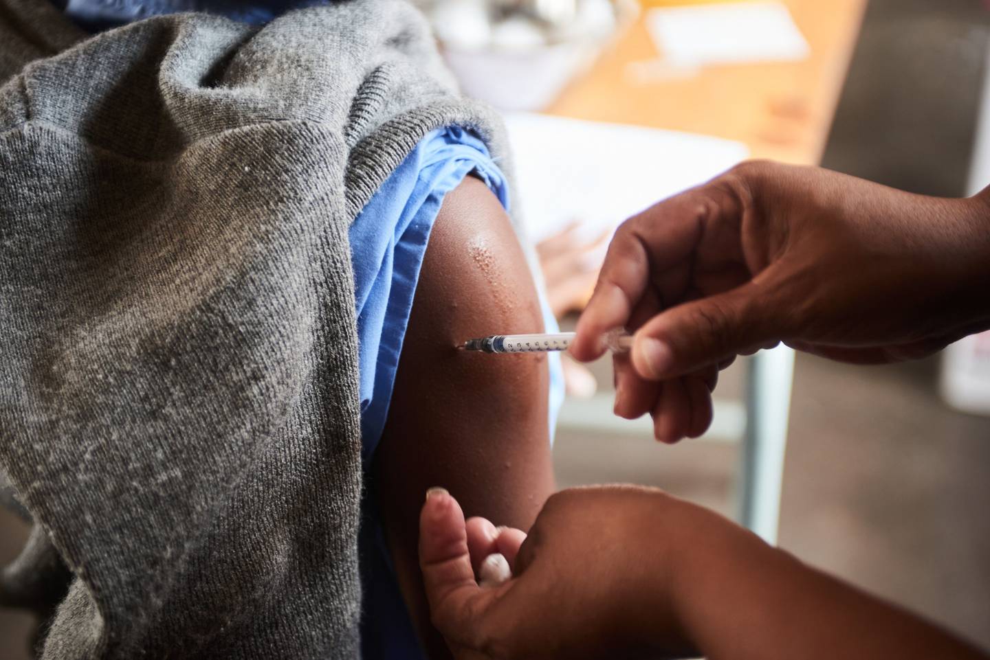 Un trabajador sanitario administra la vacuna Covid-19 a un estudiante durante una campaña de vacunación rural de la ONG Broadreach en la escuela secundaria de Duduzile, en Mpumalanga (Sudáfrica).
