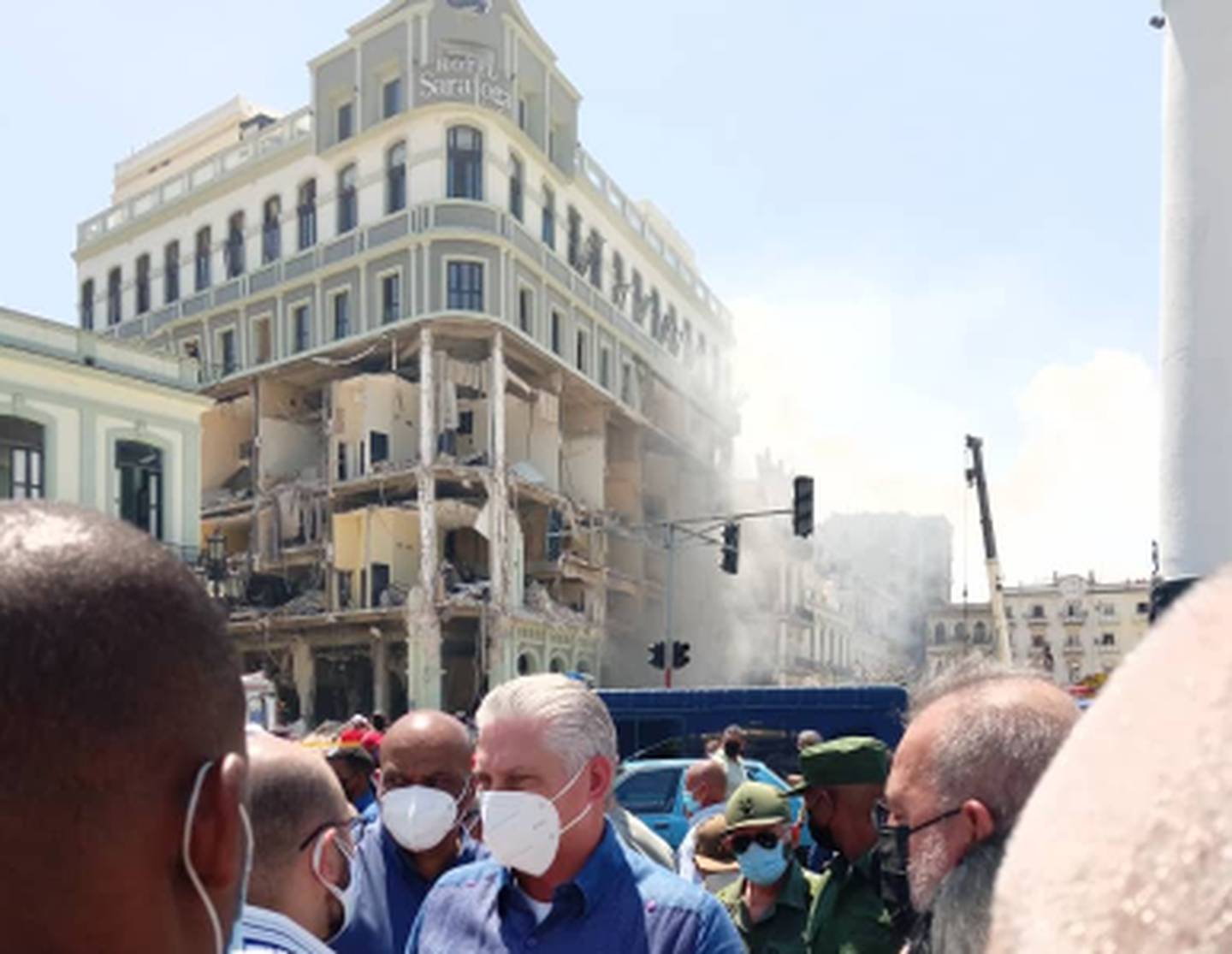 Presidente Miguel Díaz-Canel em frente ao hotel destruído