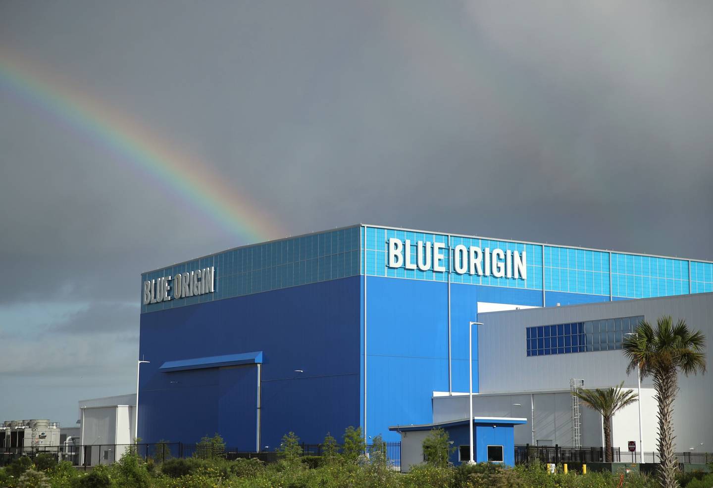 Nubes de tormenta y un arco iris aparecen sobre el edificio de Jeff Bezos Blue Origin Aerospace Manufacturer mientras el huracán Dorian se acerca a Florida, el 31 de agosto de 2019 en Cabo Cañaveral, Florida.