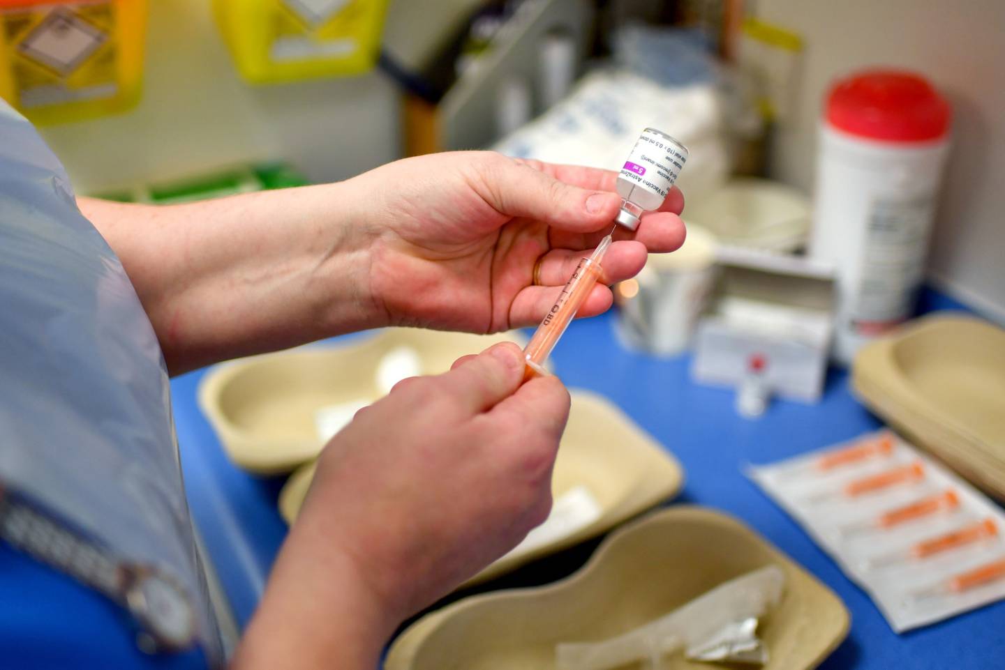 Una enfermera introduce una dosis de la vacuna contra el Covid-19 de AstraZeneca Plc y la Universidad de Oxford en una jeringa en el Royal Health & Wellbeing Centre de Oldham, Reino Unido, el jueves 21 de enero de 2021.