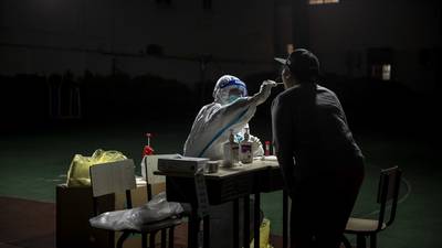 Científicos chinos diseñan mascarilla que detecta exposición al Covid-19 y gripedfd