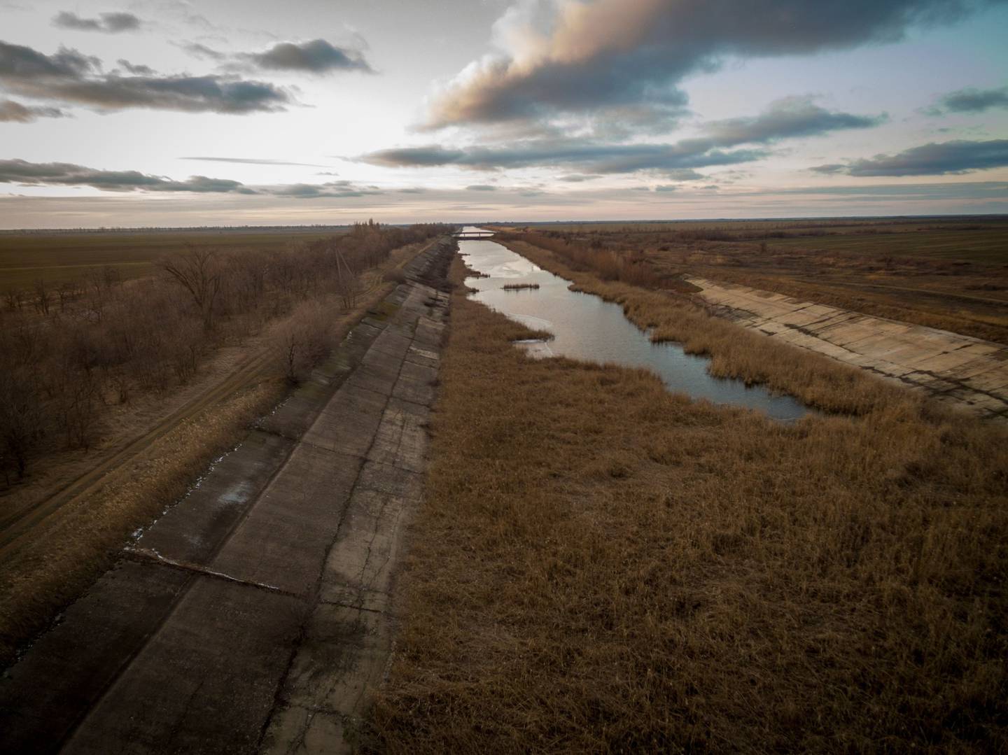 A section of the Northern Crimean Canal where it becomes dry, below a makeshift dam in the Kalanchatski region of Kherson Oblast, Ukraine. The dam has blocked water from reaching Crimea, approximately 25 kilometers south, since 2014. dfd