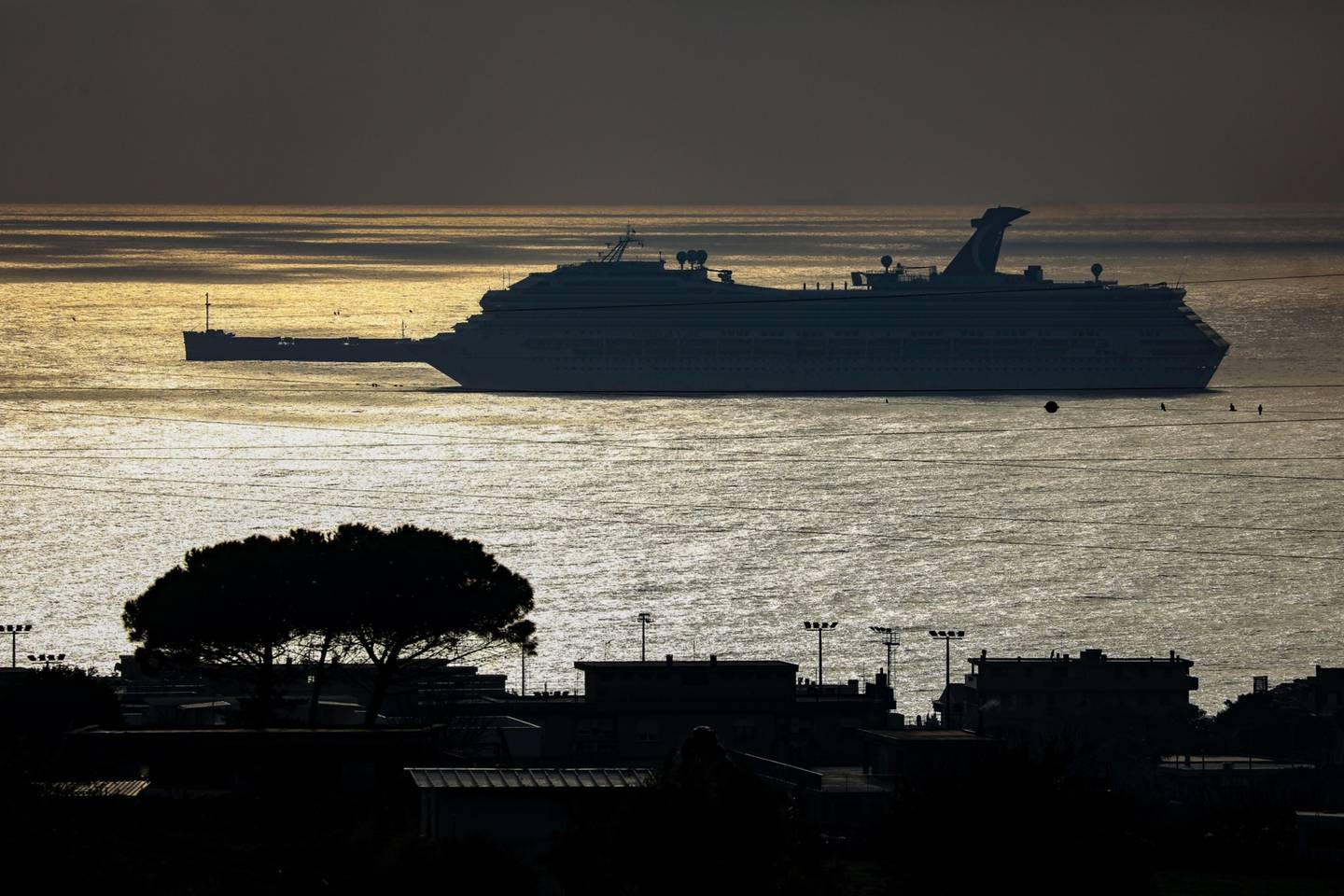 El crucero Carnival Valor, operado por Carnival Corp., en el puerto de Civitavecchia, cerca de Roma, Italia.