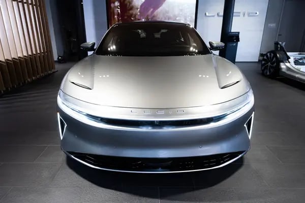 Un vehículo eléctrico (EV) Lucid Motors Air Grand Touring en la sala de exposiciones de la compañía en Nueva York, Estados Unidos, el lunes 8 de agosto de 2022.