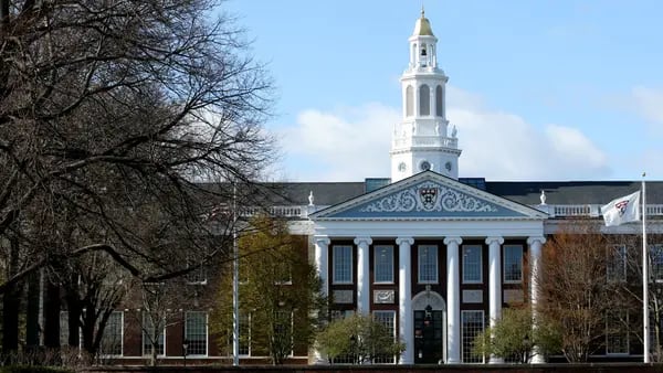 La creciente desunión de Harvard enfrenta a los antiguos alumnos con los profesoresdfd